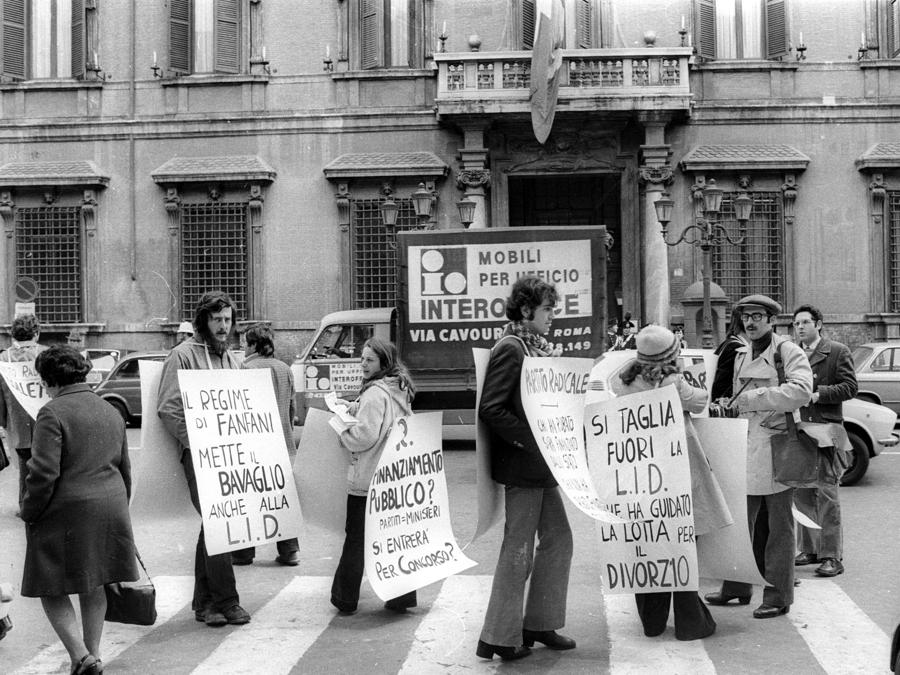 Un'immagine d'archivio, datata 28 Marzo 1974, mostra un momento di una manifestazione per il divorzio. ANSA-ARCHIVIO/TO