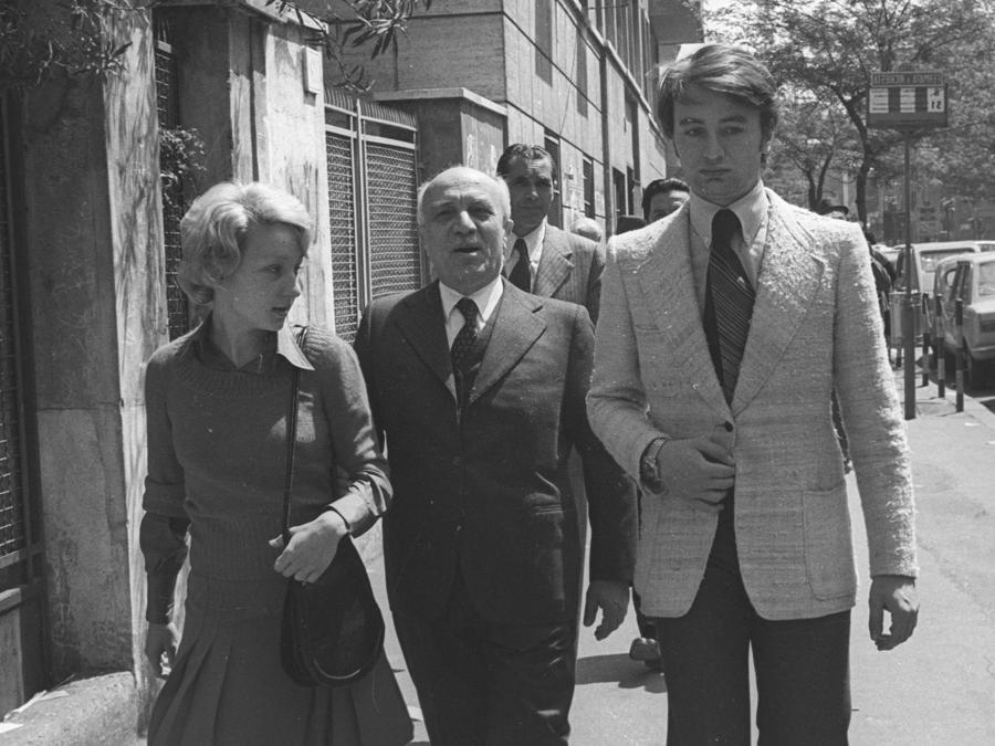 Una foto di archivio di Amintore Fanfani , accompagnato dai figli, mentre si avvia al seggio elettorale il 12 maggio 1974 . ARCHIVIO ANSA/DEF