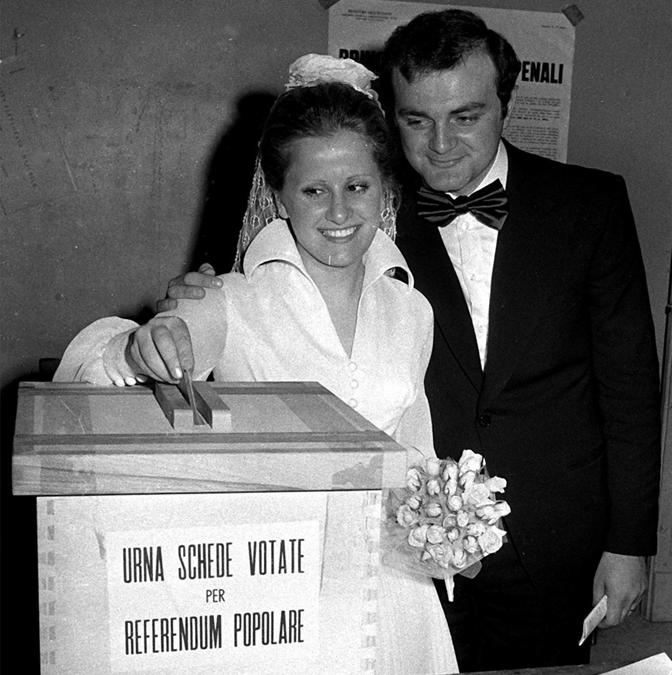 Una coppia di sposi vota per il referendum sul divorzio. ANSA