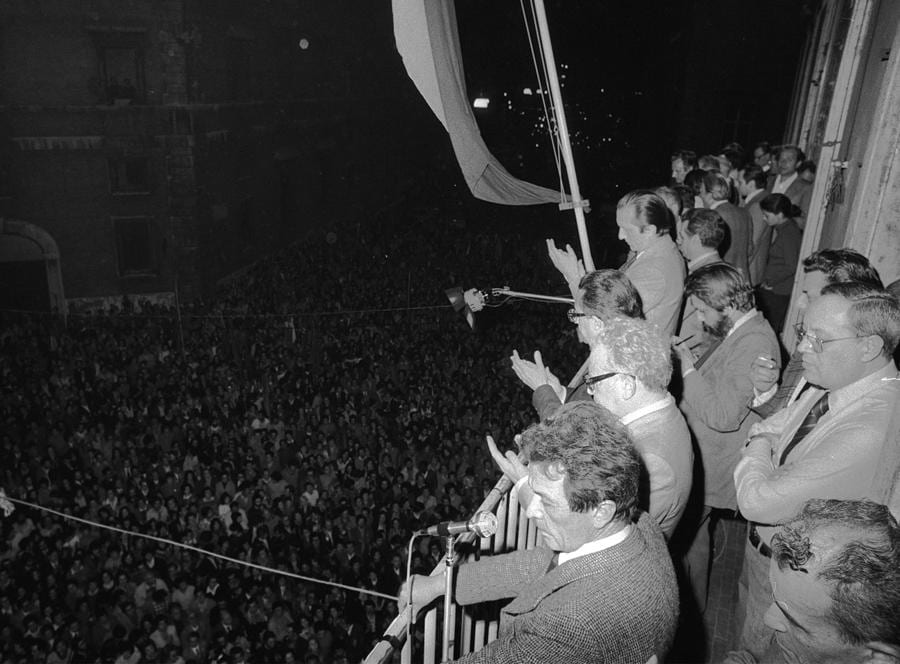 La folla giubilante davanti alla sede centrale del Pci a via Botteghe Oscure, a Roma, con il segretario Enrico Berlinguer sul balcone, in un'immagine d'archivio del 13 maggio 1974 dopo la vittoria del referendum sul divorzio del 12 maggio. ANSA / ARCHIVIO / PAL