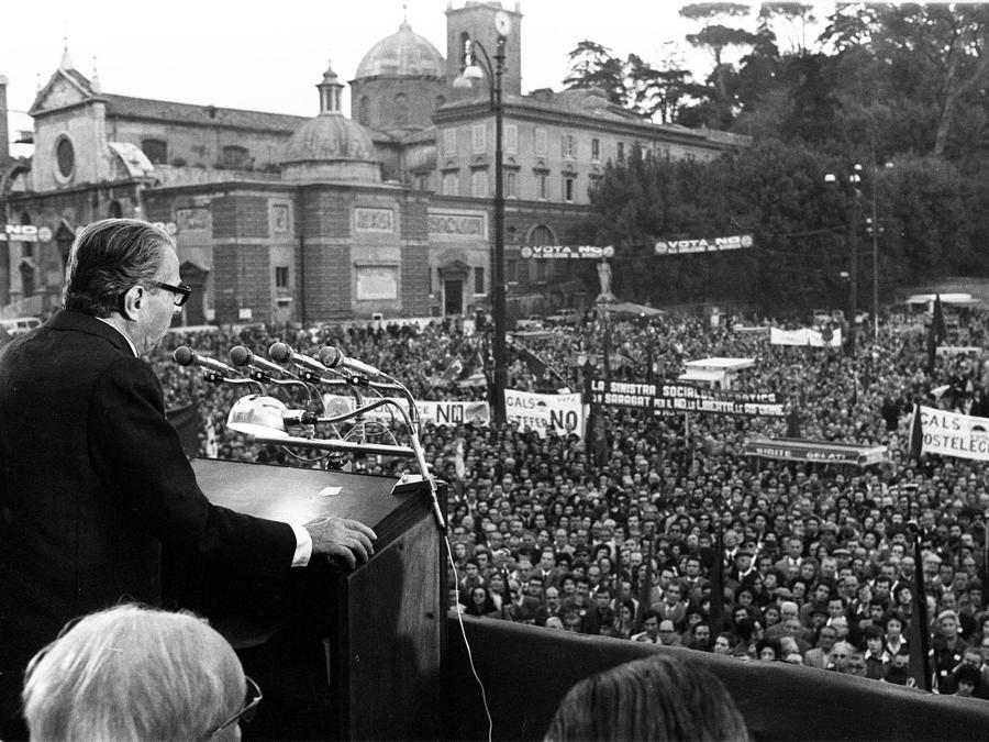 Referendum sul divorzio, un comizio a piazza del popolo. (Ansa)