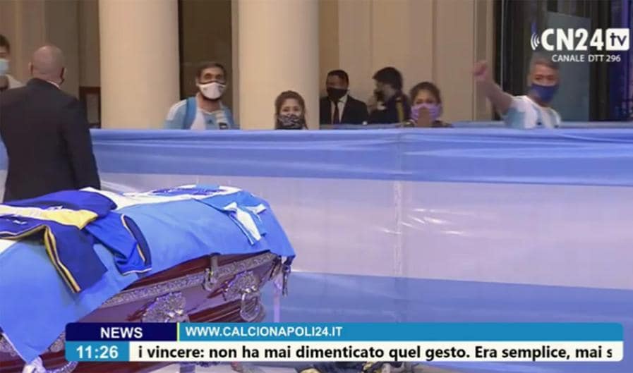 Un frame mostra la camera ardente nella Casa Rosada presidenziale di Buenos Aires dove si trova il feretro che contiene il corpo di Diego Armando Maradona. ANSA/CN24TV