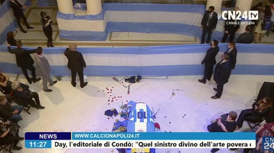 Un frame mostra la camera ardente nella Casa Rosada presidenziale di Buenos Aires dove si trova il feretro che contiene il corpo di Diego Armando Maradona. ANSA/CN24TV