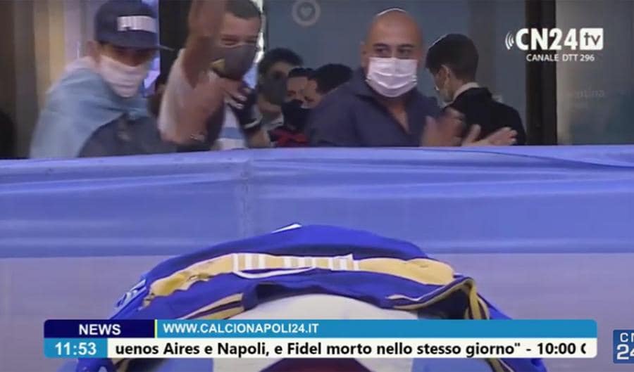 Un frame mostra la camera ardente nella Casa Rosada presidenziale di Buenos Aires dove si trova il feretro che contiene il corpo di Diego Armando Maradona. ANSA/CN24TV