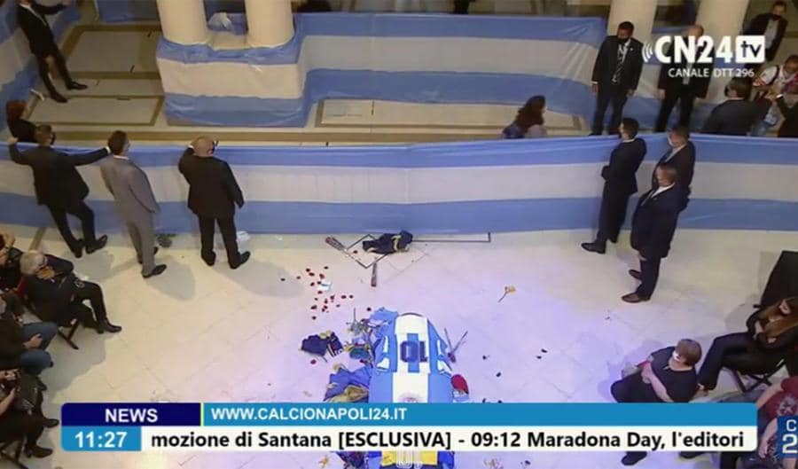 Un frame mostra la camera ardente nella Casa Rosada presidenziale di Buenos Aires dove si trova il feretro che contiene il corpo di Diego Armando Maradona. ANSA/CN24TV