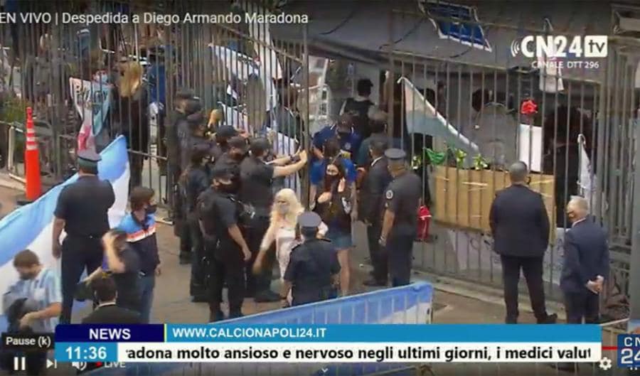 Un frame mostra la camera ardente nella Casa Rosada presidenziale di Buenos Aires dove si trova il feretro che contiene il corpo di Diego Armando Maradona. ANSA/CN24TV