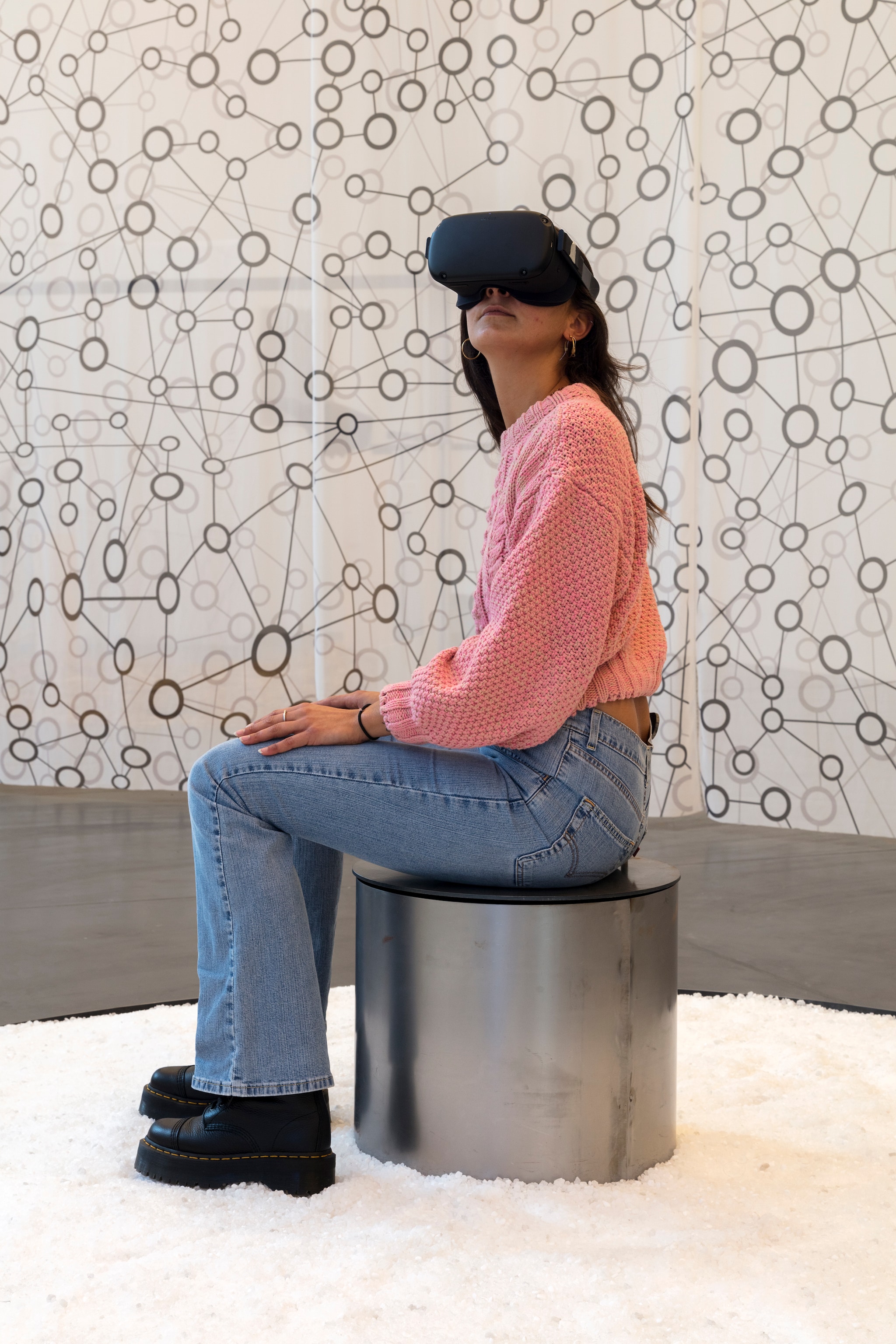 Marzia Migliora, Lo Spettro di Malthus, 2020. Video installazione di realtà virtuale, suono ASMR, colore, animazione, 4'30'', dispositivo Oculus, sale, sgabello, vasca, ø 250 cm. Foto di Renato Ghiazza. Courtesy: dell'artista; Museo MA*GA.