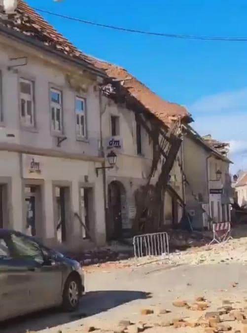 Un frame tratto da un video pubblicato dal profilo Twitter Based_Croatia dei crolli a Petrinja, una cinquantina di km a sud di Zagabria, una regione già colpita ieri da scose sismiche. (Ansa /  TWITTER/Based_Croatia) 