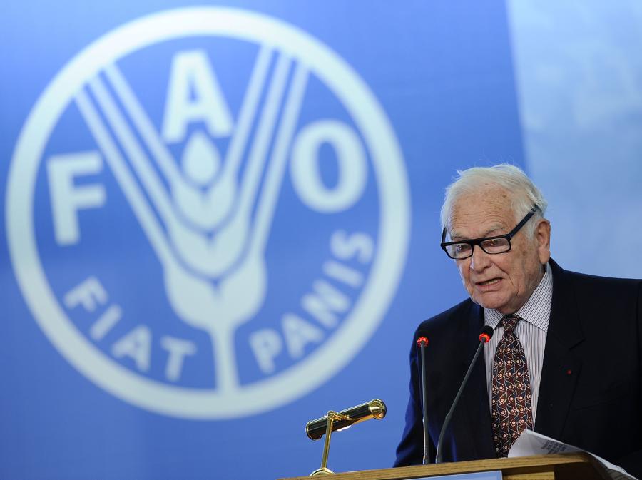 Pierre Cardin mentre viene nominato ambasciatore di buona volontà dell'Organizzazione per l'alimentazione e l'agricoltura (FAO). (Photo by Filippo MONTEFORTE / AFP)