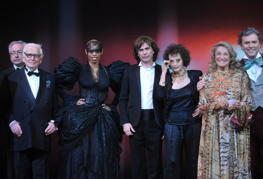 Pierre Cardin, la cantnte britannica Skin, il musicista francese Jean-Michel Jarre, l’attrice Claudia Cardinale e Marta Marzotto. (Photo by ANDREA PATTARO / AFP)