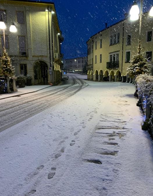 La neve caduta durante la notte a Sacile (PN), 28 dicembre 2020. (Ansa /  Andrea Ordan)