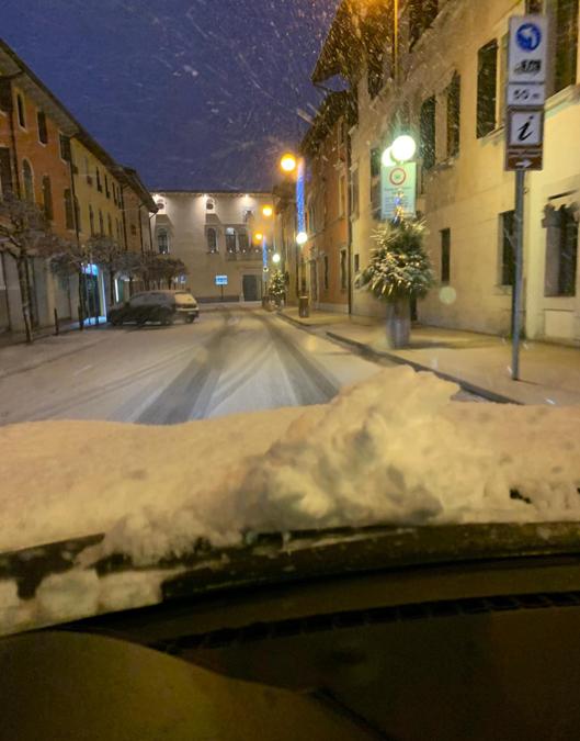 La neve caduta durante la notte a Sacile (PN), 28 dicembre 2020. (Ansa /  Andrea Ordan)