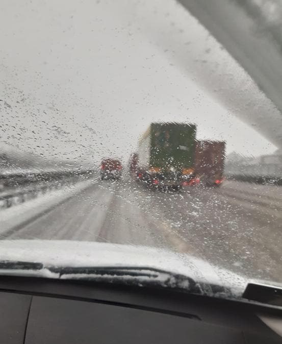 Una fila di Tir, causata dalla neve, lungo l'autostrada a4 Vicenza-Verona in direzione Milano, 28 dicembre 2020. (Ansa / Luca Pozza)