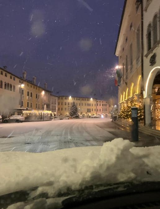 La neve caduta durante la notte a Sacile (PN), 28 dicembre 2020. (Ansa /  Andrea Ordan)