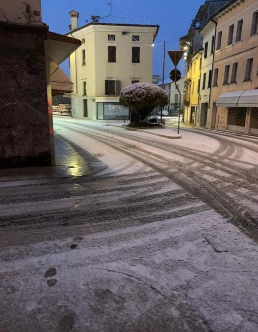 La neve caduta durante la notte a Sacile (PN), 28 dicembre 2020. (Ansa /  Andrea Ordan)