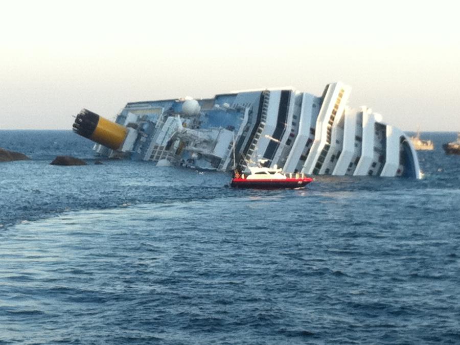 La nave Costa Concordia naufragata il 13 gennaio 2012 al largo dell'isola del Giglio. ANSA/ ENZO RUSSO