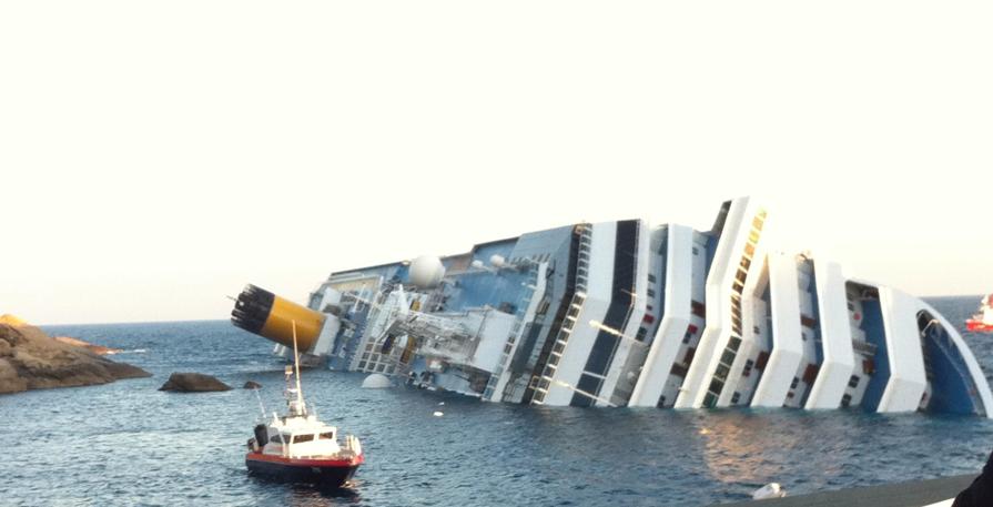 La falla sul lato della nave da crociera Costa Concordia, incagliata ieri sera all'isola del Giglio, nell'arcipelago toscano, in una foto scattata all'alba 14 gennaio 2012. L'imbarcazione è inclinata di 80 gradi ed è vicino agli scogli. I 3000 passeggeri e i 1500 membri d'equipaggio sono stati evacuati sulle scialuppe e sistemati sull'isola in scuole, asili, alberghi e chiese. Tre le vittime accertate. MATTEO GUIDELLI / ANSA