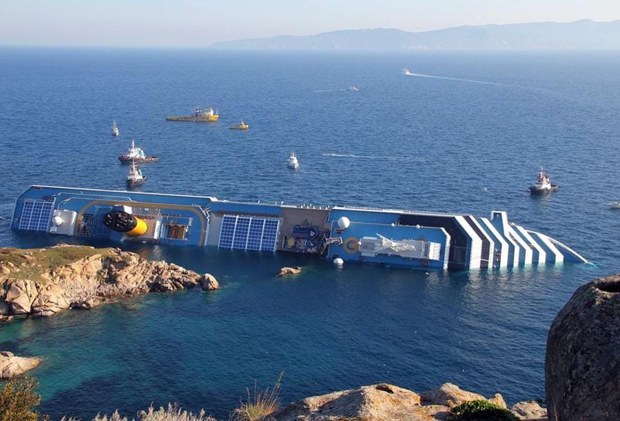 La Costa Concordia il 13 gennaio 2012 di fronte all’isola del Giglio, 14 gennaio 2012. ANSA/GIGLIONEWS