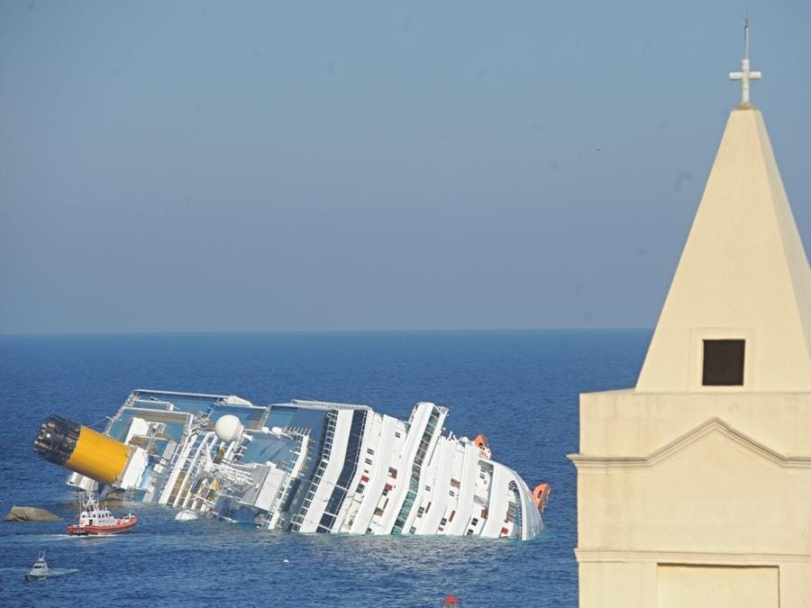 La Costa Concordia il 13 gennaio 2012 di fronte all’isola del Giglio, 14 gennaio 2012. ANSA/MAURIZIO DEGL'INNOCENTI