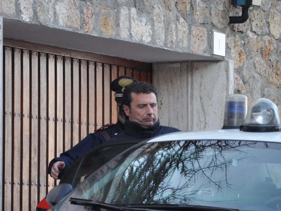 Francesco Schettino sale sulla macchina dei carabinieri in una foto d'ARCHIVIO. ANSA / ENZO RUSSO