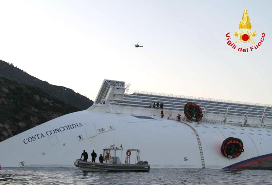 Un' immagine dei soccorsi da parte delle squadre dei Vigili del fuoco sulla nave da crociera Costa Concordia, in un frame di ieri 14 gennaio 2012.