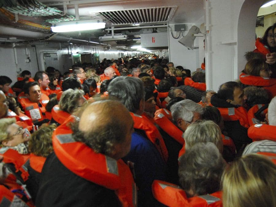 Una foto scattata dal passeggero spagnolo Carlos Carballa a bordo della nave da crociera Costa Concordia e pubblicata il 15 gennaio 2012 mostra diverse persone che preparano una scialuppa di salvataggio dopo che la nave si è arenata al largo dell'isola italiana della costa del Giglio alla fine del 13 gennaio 2012. ANSA/CARLOS CARBALLA