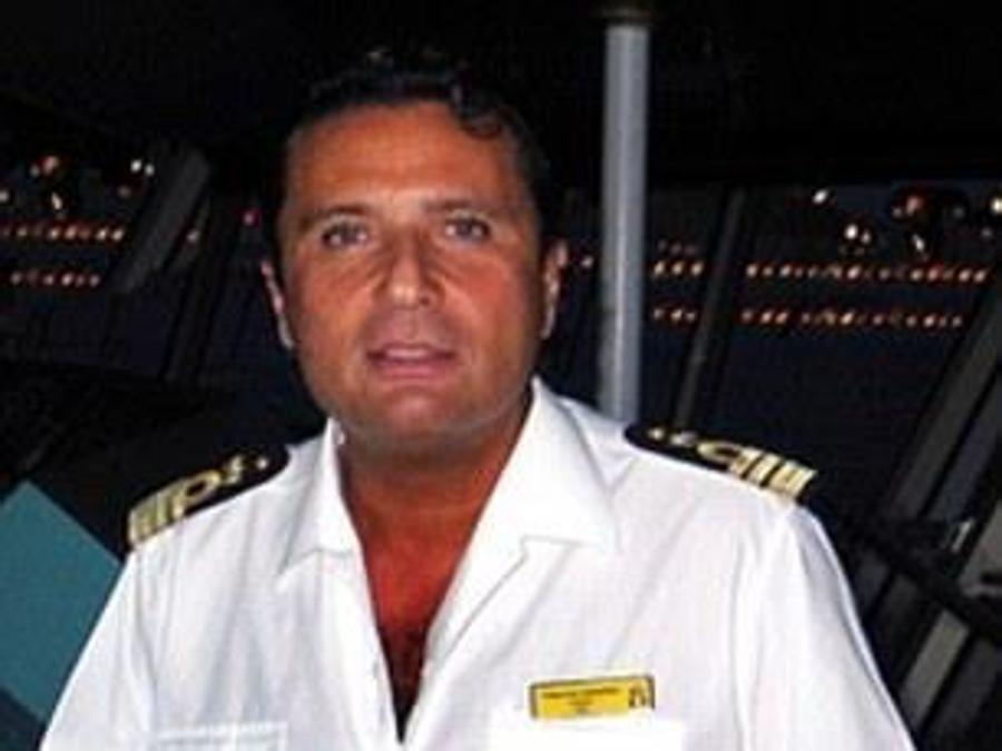 Il comandante della nave Costa Concordia Francesco Schettino in una foto pubblicata dal profilo facebook ''Costa Concordia - 13 Gennaio 2012''. ANSA / FACEBOOK