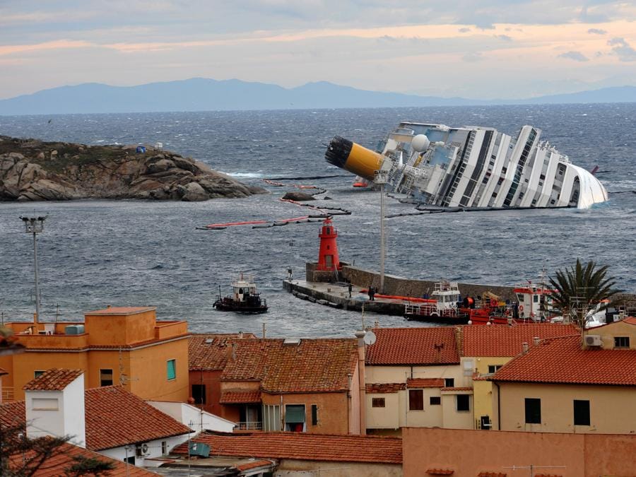 La Costa Concordia di fronte all’isola del Giglio, 1 febbraio 2012. ANSA/LUCA ZENNARO