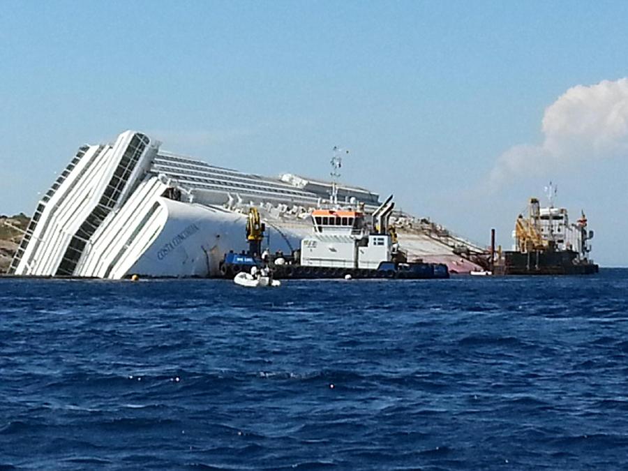 La ''Micoperi 30'', la piattaforma di 120 metri lineari che sarà utilizzata per condurre le operazioni di rimozione della Costa Concordia naufragata il 13 gennaio scorso.La 'Micoperi 30' va ad aggiungersi all'altra piattaforma che già da un mese é utilizzata nelle operazioni di recupero della nave. Il consorzio incaricato di riportare al rigalleggiamento il relitto utilizzerà la M30 per trivellare e installare i basamenti in cui entro dicembre 2012 si fisseranno le piattaforme sottomarine che sosterranno lo scafo durante gli interventi per rimettere la nave sommersa in assetto verticale. I 190 membri a bordo lavoreranno ventiquattro ore su ventiquattro, con ogni condizione di mare, anche per posizionare dei cassoni di galleggiamento lungo le fiancate della Concordia, come previsto dal progetto per la rimozione della nave. Isola del Giglio, 11 agosto 2012. ANSA/ LUANA SILIGHINI
