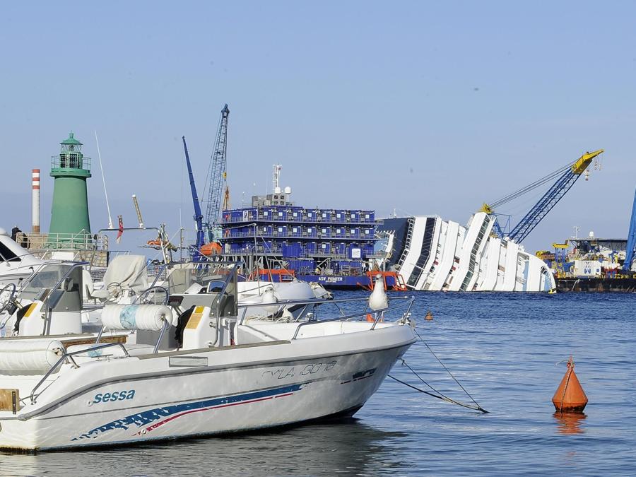 Il relitto della Concordia all'isola del Giglio, 12 gennaio 2013. ANSA / MAURIZIO BRAMBATTI