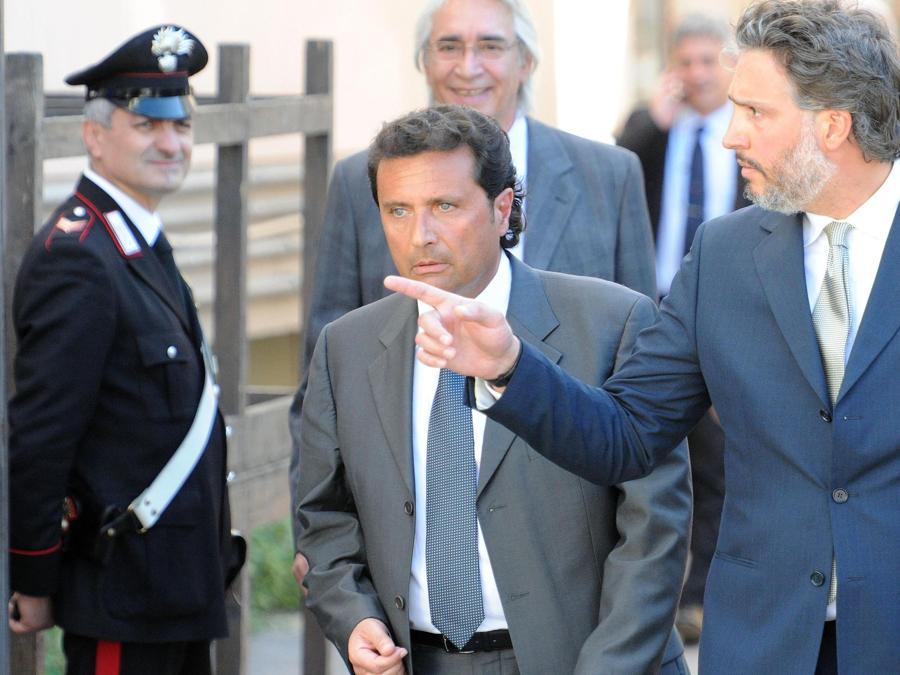Il comandante Francesco Schettino (S) con l'avvocato Marco De Luca (D) al termine dell'udienza preliminare per il processo sul naufragio del 13 gennaio 2012 all'Isola del Giglio, Grosseto, 15 Aprile 2013. ANSA /CARLO FERRARO