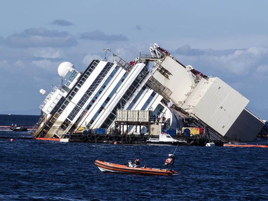 La Costa Concordia all’isola del Giglio, 16 Settembre 2013. ANSA/ANGELO CARCONI