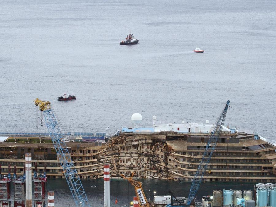 La nave Costa Concordia dopo le operazioni di rotazione, Isola del Giglio (Grosseto), 17 settemebre 2013. ANSA/CLAUDIO GIOVANNINI
