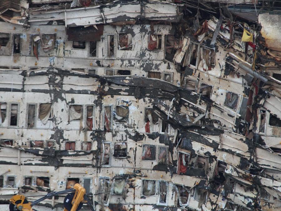 La nave Costa Concordia dopo le operazioni di rotazione, Isola del Giglio (Grosseto), 17 settemebre 2013. ANSA/CLAUDIO GIOVANNINI