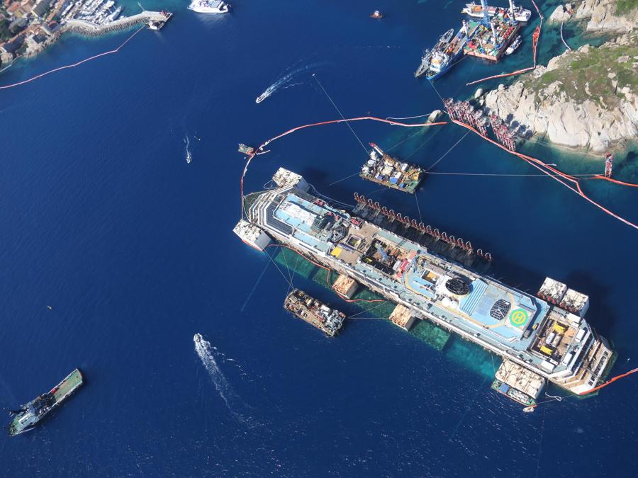Il relitto della nave da crociera Costa Concordia al largo dell'isola del Giglio 22 luglio 2014. ANSA/COSTA PRESS OFFICE