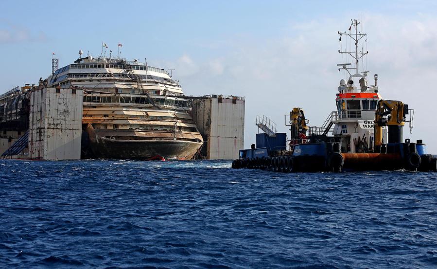 Lavori in corso per rilanciare il relitto della nave da crociera Costa Concordia, al largo dell'Isola del Giglio, Italia, 21 luglio 2014. ANSA/ALESSANDRO DI MEO