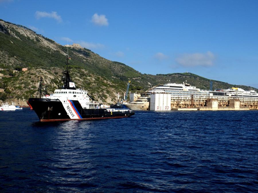 La Costa Concordia lascia il Giglio per raggiungere Genova trainata dai rimorchiatori, Isola del Giglio, 23 luglio 2014. ANSA/RICCARDO DALLE LUCHE
