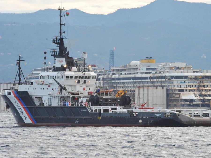 La nave da crociera Costa Concordia nel porto di Voltri di Genova, Italia, 27 luglio 2014. ANSA/PAOLO ZEGGIO