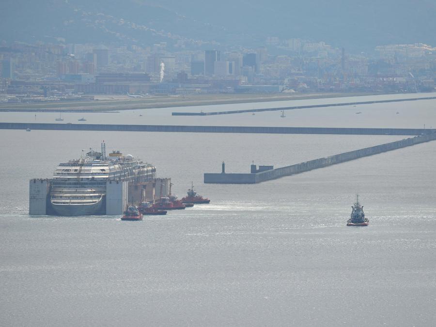 La nave da crociera Costa Concordia nel porto di Voltri di Genova, Italia, 27 luglio 2014. ANSA/ LUCA ZENNARO
