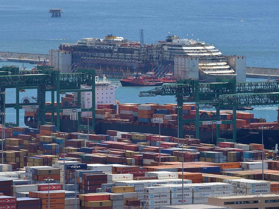 La nave da crociera Costa Concordia nel porto di Voltri di Genova, Italia, 27 luglio 2014. ANSA/LUCA ZENNARO