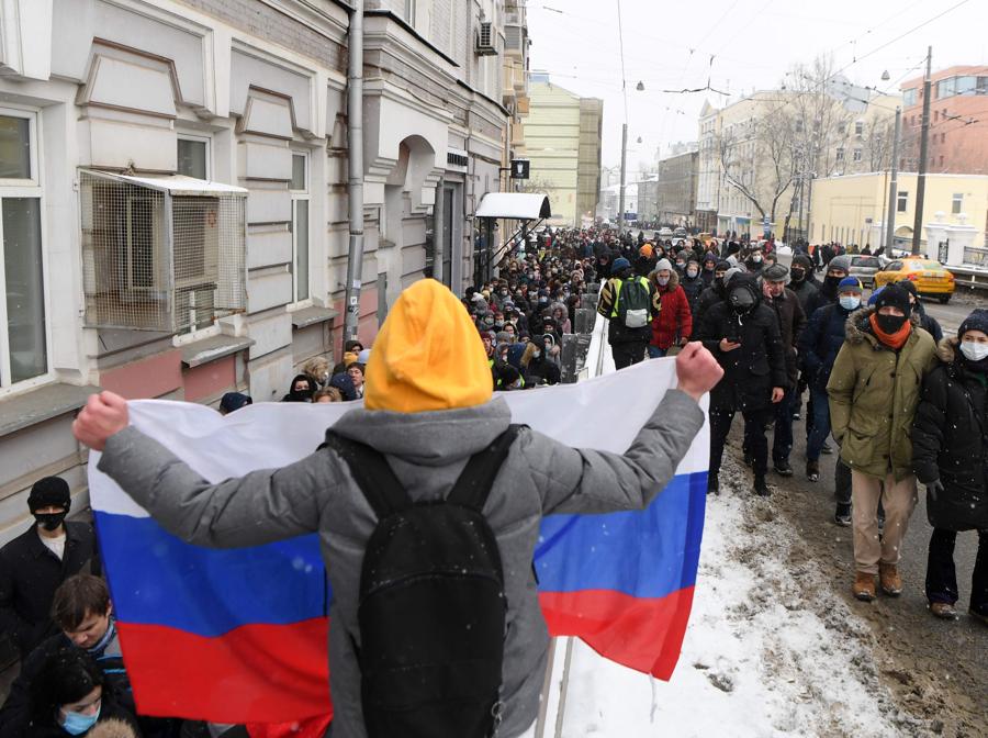 Persone camminano durante una manifestazione a sostegno del leader dell'opposizione in carcere Alexei Navalny a Mosca . (Photo by NATALIA KOLESNIKOVA / AFP)