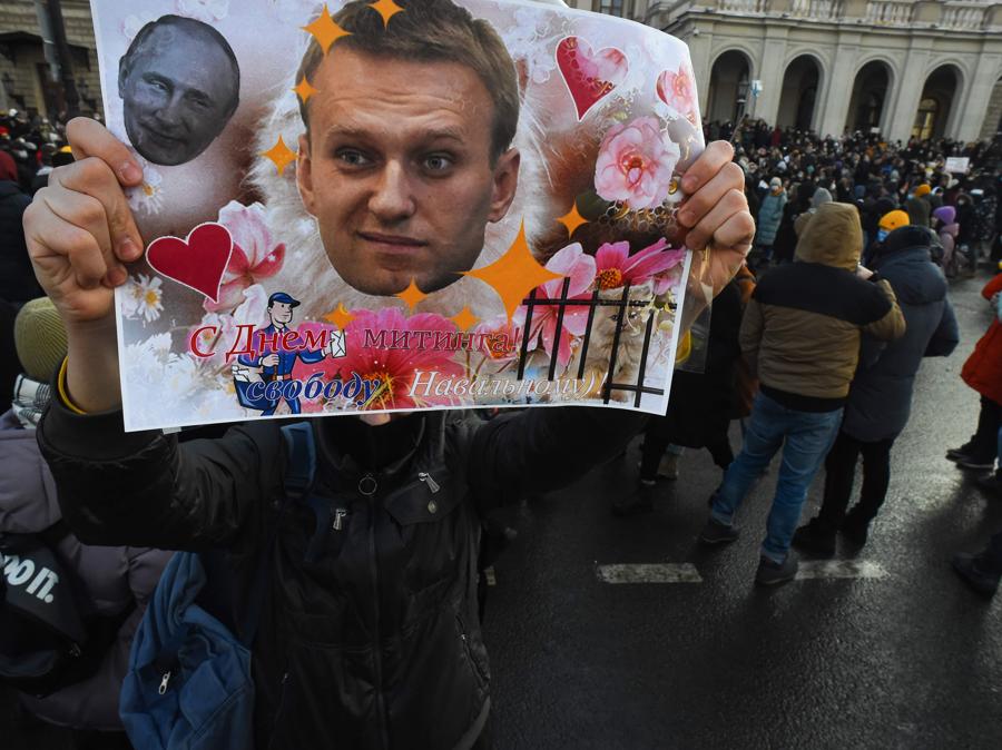 Le persone si radunano a sostegno del leader dell'opposizione in carcere Alexei Navalny a San Pietroburgo.(Photo by Olga MALTSEVA / AFP)