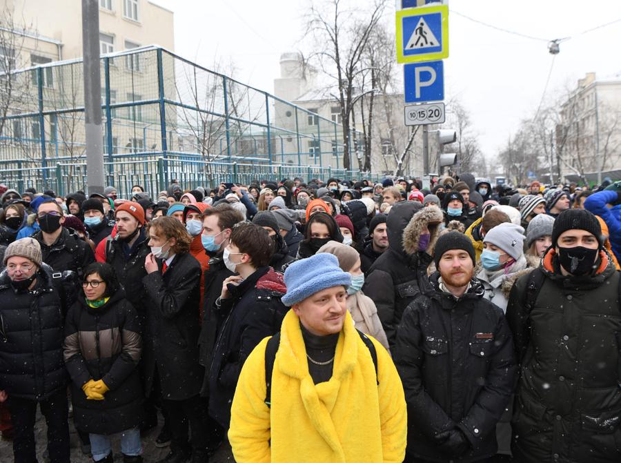 Le persone si radunano a sostegno del leader dell'opposizione in carcere Alexei Navalny a Mosca. Navalny, 44 anni, è stato arrestato il 17 gennaio al suo ritorno a Mosca dopo cinque mesi in Germania per riprendersi da un avvelenamento quasi fatale con un agente nervino e in seguito incarcerato per 30 giorni in attesa del processo per aver violato una condanna sospesa nel 2014. (Photo by NATALIA KOLESNIKOVA / AFP)