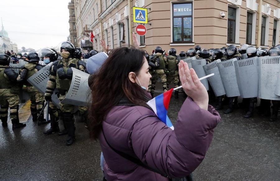 Una donna prende parte a una protesta non autorizzata a sostegno del leader dell'opposizione russa Alexei Navalny, a San Pietroburgo. Navalny è stato arrestato dopo il suo arrivo a Mosca dalla Germania, dove si stava riprendendo da un attacco avvelenato con un nervo agente, il 17 gennaio 2021. Un giudice di Mosca il 18 gennaio ha stabilito che rimarrà in custodia per 30 giorni dopo il suo arresto in aeroporto. Navalny ha esortato i russi a scendere in piazza per protestare. In molte città russe gli eventi di massa sono vietati a causa dell'aumento dei casi di COVID-19. (EPA/ANATOLY MALTSEV)