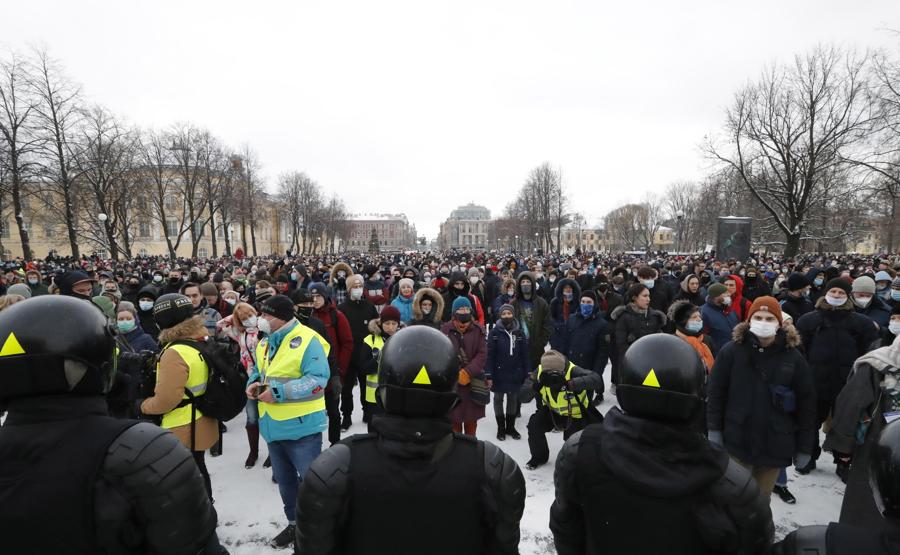 I manifestanti prendono parte a una protesta non autorizzata a sostegno del leader dell'opposizione russa Alexei Navalny, a San Pietroburgo. (EPA/ANATOLY MALTSEV)