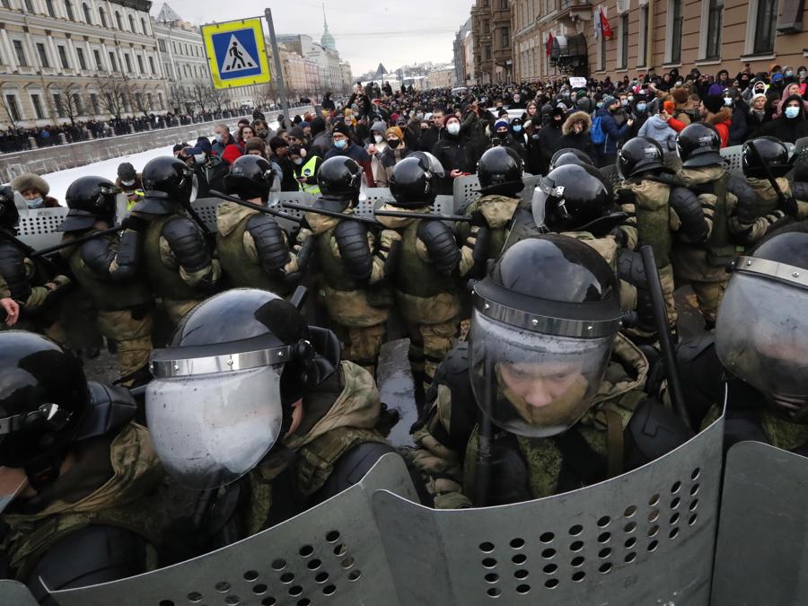 Agenti di polizia russi durante una protesta non autorizzata a sostegno del leader dell'opposizione russa Alexei Navalny, a San Pietroburgo. Navalny è stato arrestato dopo il suo arrivo a Mosca dalla Germania, dove si stava riprendendo da un avvelenamento con un agente nervino , il 17 gennaio 2021. Un giudice di Mosca il 18 gennaio ha stabilito che rimarrà in custodia per 30 giorni dopo il suo arresto in aeroporto. Navalny ha esortato i russi a scendere in piazza per protestare. In molte città russe gli eventi di massa sono vietati a causa dell'aumento dei casi di COVID-19. (EPA/ANATOLY MALTSEV)