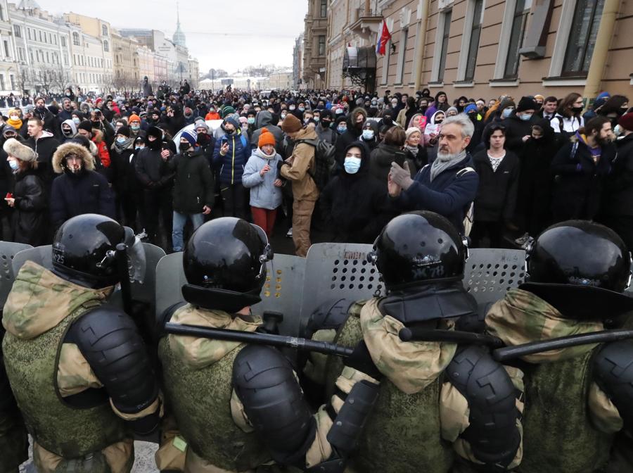 Agenti di polizia russi durante una protesta non autorizzata a sostegno del leader dell'opposizione russa Alexei Navalny, a San Pietroburgo. Navalny è stato arrestato dopo il suo arrivo a Mosca dalla Germania, dove si stava riprendendo da un avvelenamento con un agente nervino , il 17 gennaio 2021. Un giudice di Mosca il 18 gennaio ha stabilito che rimarrà in custodia per 30 giorni dopo il suo arresto in aeroporto. Navalny ha esortato i russi a scendere in piazza per protestare. In molte città russe gli eventi di massa sono vietati a causa dell'aumento dei casi di COVID-19. (EPA/ANATOLY MALTSEV)