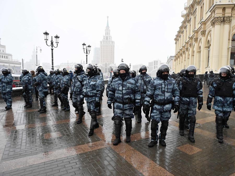 La polizia antisommossa fa la guardia durante una manifestazione a sostegno del leader dell'opposizione in carcere Alexei Navalny a Mosca il 31 gennaio 2021. - Navalny, 44 anni, è stato arrestato il 17 gennaio dopo essere tornato a Mosca dopo cinque mesi in Germania per riprendersi da un avvelenamento quasi fatale con un agente nervino e successivamente incarcerato per 30 giorni in attesa di processo per aver violato una condanna sospesa nel 2014. (Photo by Alexander NEMENOV / AFP)