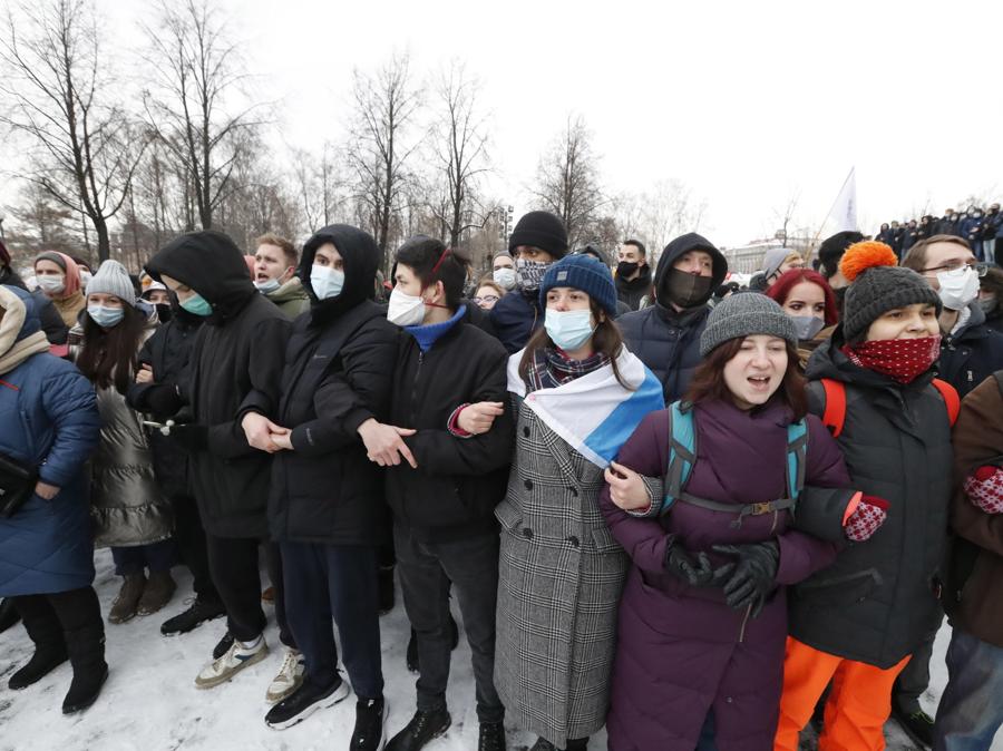 I manifestanti prendono parte a una protesta non autorizzata a sostegno del leader dell'opposizione russa Alexei Navalny, a San Pietroburgo. (EPA/ANATOLY MALTSEV)