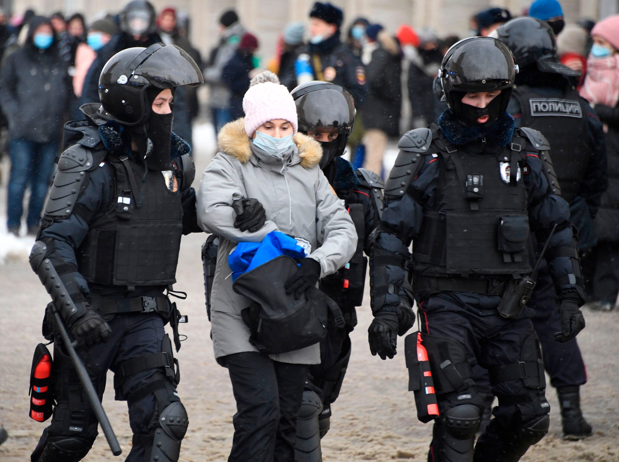 La polizia trattiene una donna durante una manifestazione a sostegno del leader dell'opposizione in carcere Alexei Navalny a Mosca il 31 gennaio 2021. - Navalny, 44 anni, è stato arrestato il 17 gennaio dopo essere tornato a Mosca dopo cinque mesi in Germania per riprendersi da un avvelenamento quasi fatale con un agente nervino e successivamente imprigionato per 30 giorni in attesa del processo per aver violato una condanna sospesa che gli è stato consegnato nel 2014. (Photo by Alexander NEMENOV / AFP)